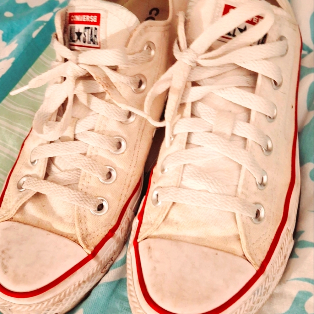 CONVERSE WHITE TENNIS SHOES!! SIZE 8